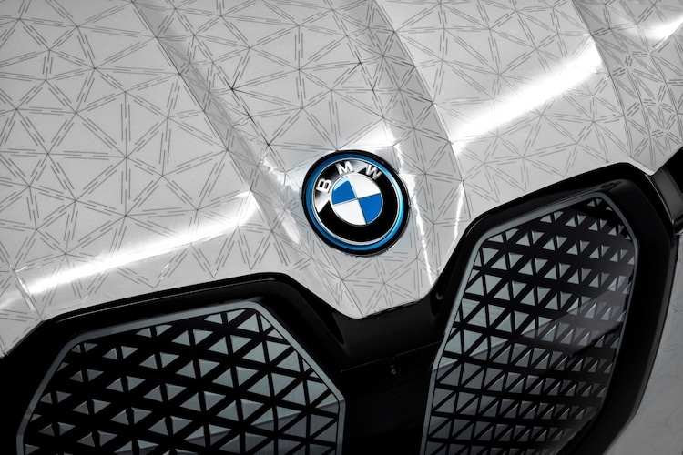 Електрическото BMW iX M60 може да сменя цвета си с натискане на бутон